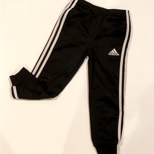 ADIDAS KIDS SIZE 5 JOGGERS